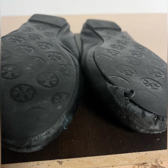 Tory Burch MINNIE TRAVEL BALLET FLAT, LEATHER 9 black pre-owned gold logo - Picture 8 of 8